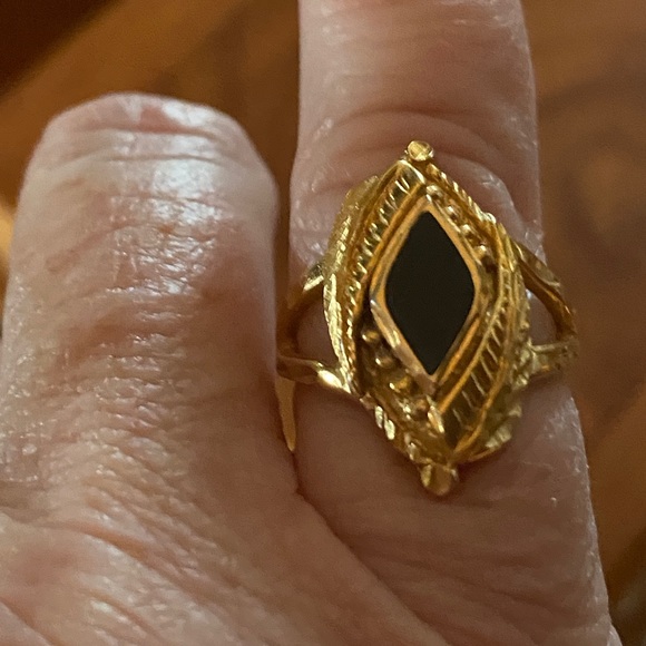 Size 5, black onyx and Faux Gold Ring. Super Cute, Costume-Goldtone - Picture 2 of 3